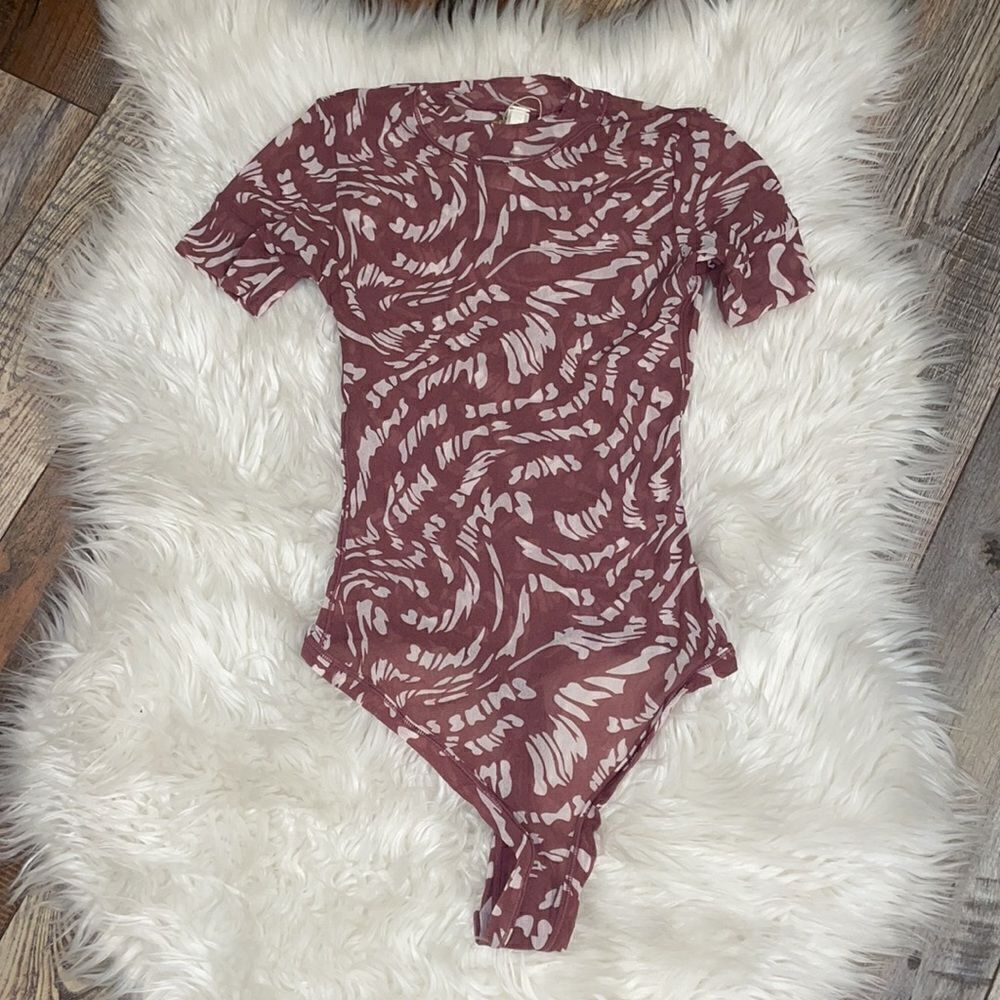 SKIMS Summer Mesh Short Sleeve Thong Bodysuit, Raspberry Swirl, NWT - Picture 3 of 7
